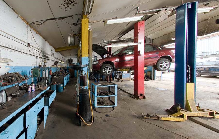 Автосервис долгопрудный. Цех автосервиса. Автосервис цех. Автосервис с малярным цехом. Слесарный пост в автосервисе.